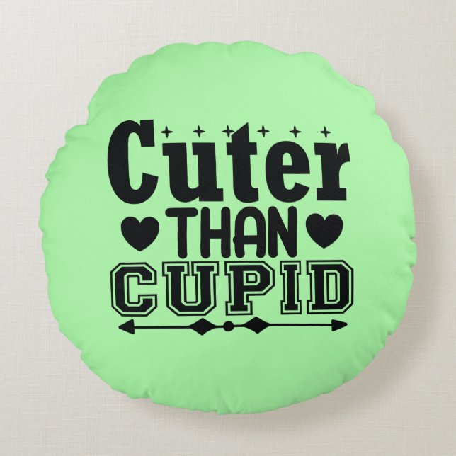 Cuter Than Cupid - Valentines day Rund Kudde (Framsidan)