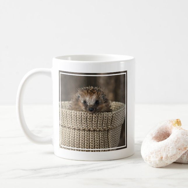 Cutest Baby djur | Hedgehog i Basket Kaffemugg (Med munk)