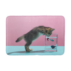 Cutest Baby djur Kitten Tittar på Fish Bowl Badrumsmatta