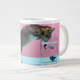 Cutest Baby djur Kitten Tittar på Fish Bowl Jumbo Mugg