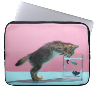 Cutest Baby djur   Kitten Tittar på Fish Bowl Laptop Fodral