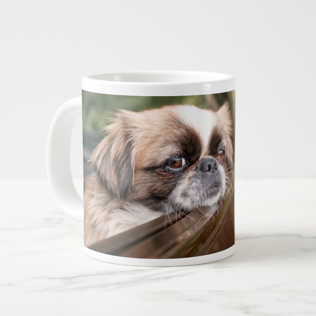 Cutest Baby djur | Pekingesisk marionett i bil Jumbo Mugg (Framsida vänster)