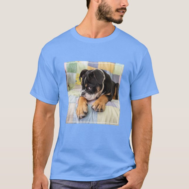 Cutest Baby djur | Shy Old English Bulldog T Shirt (Framsida)