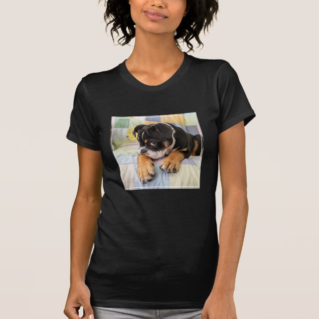 Cutest Baby djur | Shy Old English Bulldog T Shirt (Framsida)