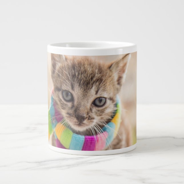 Cutest Baby djur | Tabby Kitten Rainbow Scarf Jumbo Mugg (Framsidan)