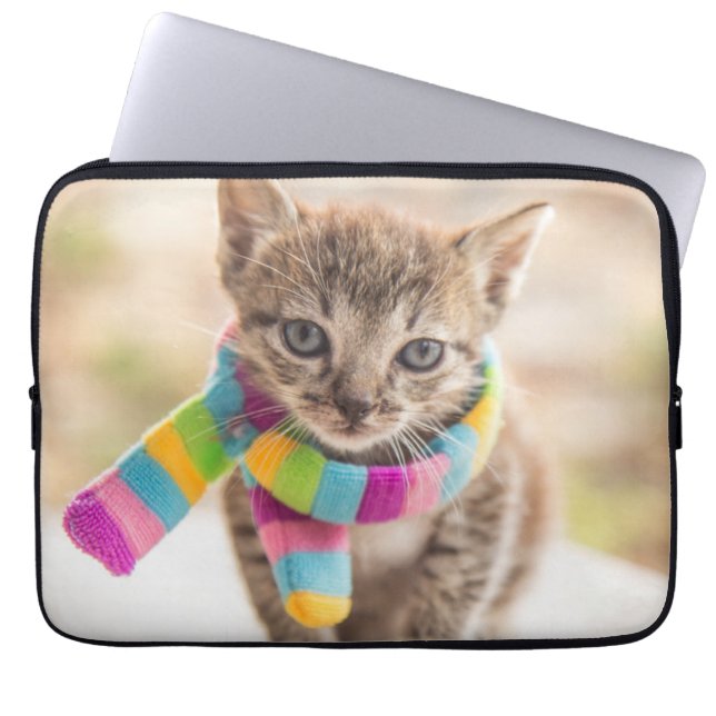 Cutest Baby djur | Tabby Kitten Rainbow Scarf Laptop Fodral (Framsidan)