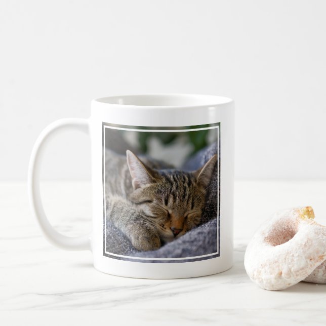 Cutest Baby djur | Tabby Kitten Sleeping Kaffemugg (Med munk)