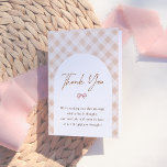 Cutie Paj Gingham Arch Fall Baby Shower Tack Kort<br><div class="desc">Ett tack-kort som matchar vår "Little Cutie Paj Fall Baby Shower"-samling. Det vikta kortet har en gingham mönster med en boho arch-övertäckning. "Tack" skrivs i ett calligraphy-teckensnitt. Nedan finns ett redigerbart tack. Inuti kortet finns en andra tacktext som kan redigeras eller tas bort till kostym efter dina behov. Kortets baksida...</div>
