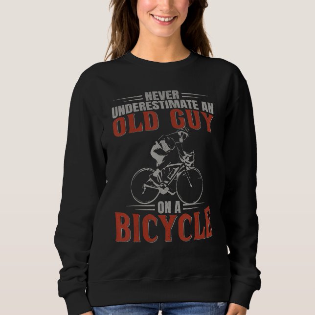 Cycling Underestimate An Old Guy On A Bicycle T Shirt (Framsida)