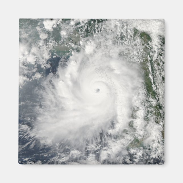 Cyclone Giri flyttar i land över Burma Magnet (Framsidan)