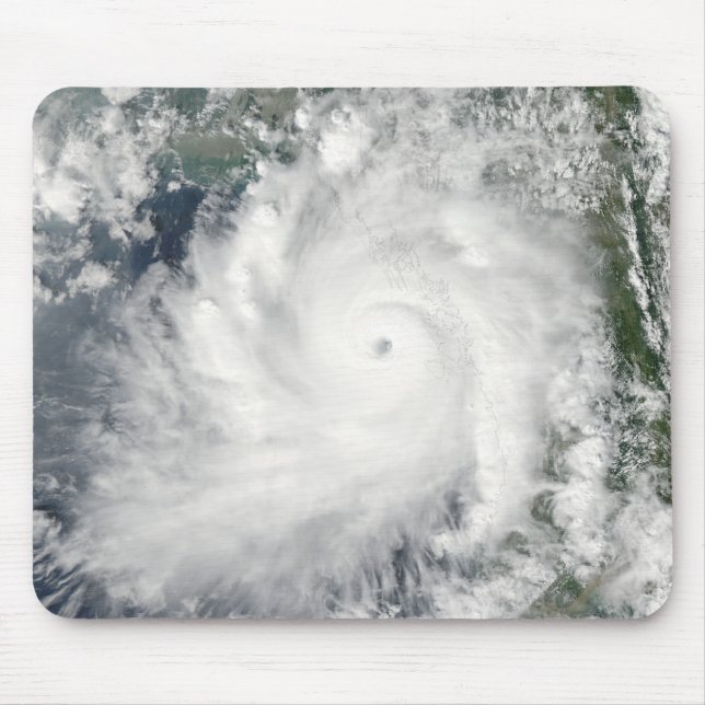 Cyclone Giri flyttar i land över Burma Musmatta (Framsidan)
