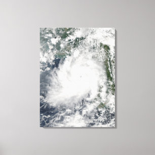 CycloneGiri flyttningar ashore över Burma Canvastryck