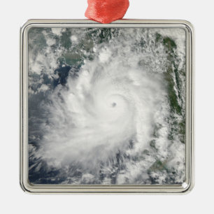 CycloneGiri flyttningar ashore över Burma Julgransprydnad Metall