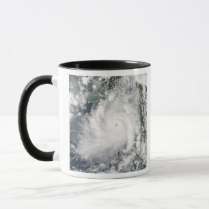 CycloneGiri flyttningar ashore över Burma Mugg