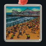 Cycloneracer- och strandfolkmassorna, Long Beach Julgransprydnad Metall<br><div class="desc">Cycloneracer- och strandfolkmassorna,  Long Beach - Long Beach,  CA skapades i 1940. Detta avbildar visar platser från Long Beach,  CA.</div>