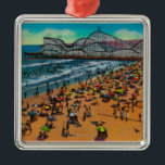 Cycloneracer- och strandfolkmassorna, Long Beach Julgransprydnad Metall<br><div class="desc">Cycloneracer- och strandfolkmassorna,  Long Beach - Long Beach,  CA skapades i 1940. Detta avbildar visar platser från Long Beach,  CA.</div>