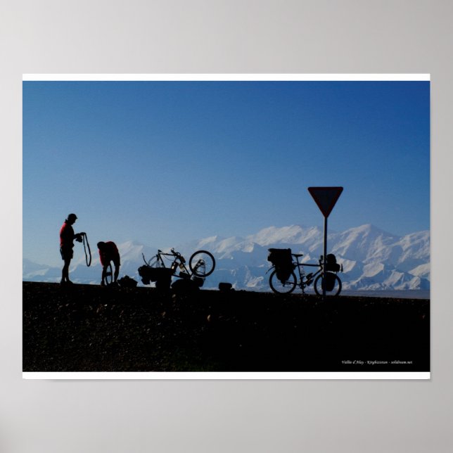 Cyclotourisme au Kirghizistan Poster (Framsidan)