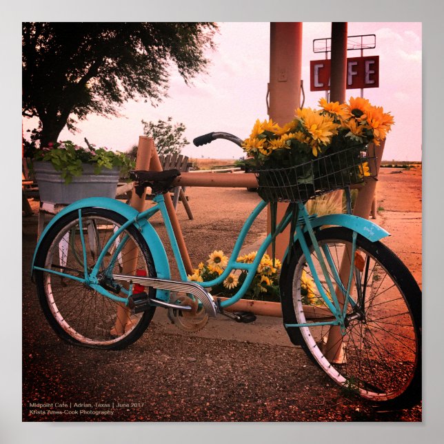 Cykel och solblommor i Midpoint Cafe, väg 66 Poster (Framsidan)