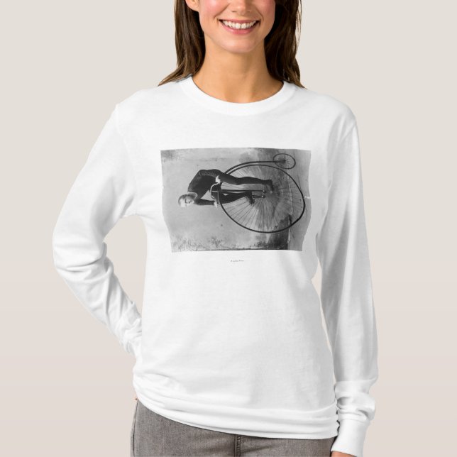 Cykeln med det stora framhjulet fotograferar tee (Framsida)