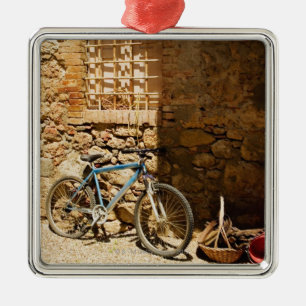 Cykla framme av en vägg, Monteriggioni, Siena Julgransprydnad Metall