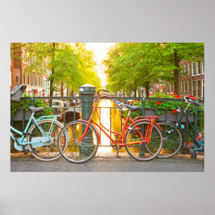 Cyklar på en överbrygga i Amsterdam Nederländer Poster