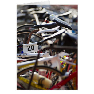 Cyklar på racket vid ett triathlon tävling-redo hälsningskort