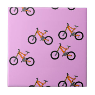 Cyklar på rosa kakelplatta