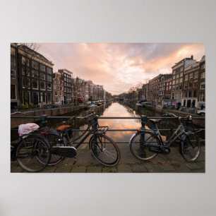 Cyklar på solnedgången i Amsterdam Poster