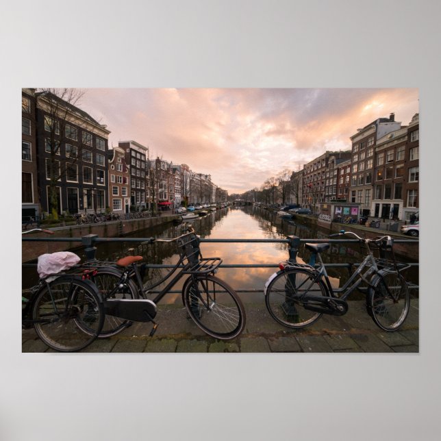 Cyklar vid solnedgången i Amsterdam Poster (Framsidan)