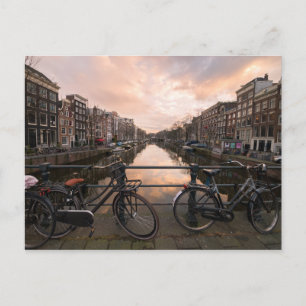 Cyklar vid solnedgången i Amsterdam Vykort