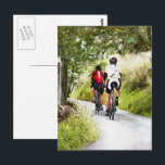 CYKLING VYKORT<br><div class="desc">Två cyklister i tävlan som njuter av Wales land-körfält. Vattenfärg.</div>