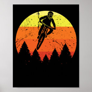 Cyklista för solnedgång i bergsområden poster