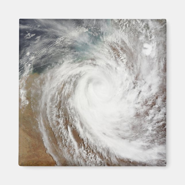 Cyklone Laurence rör sig långt in i landet Magnet (Framsidan)