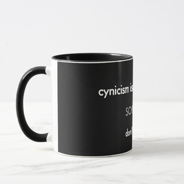 cynism är långsamt gift...i vitt på svart mugg (Vänster)