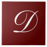 D Monogram Initial White på måndag Kakelplatta<br><div class="desc">Classic White Brev Monogram på Mörk Red Background Sticker Template,  D.</div>