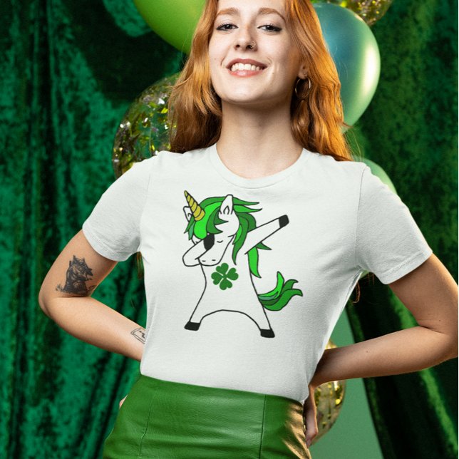Dabbig enhörning St. Patrick's Day Grön Shamrock T Shirt (Skapare uppladdad)