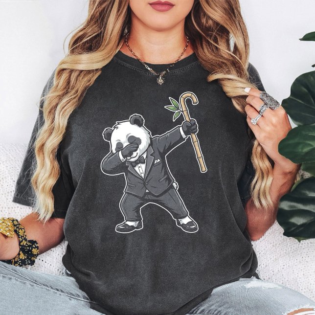 Dabbig tuxedopanda med bambustav t shirt (Skapare uppladdad)