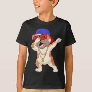 Dabbing Bulldog under solskuggor från basket och T Shirt