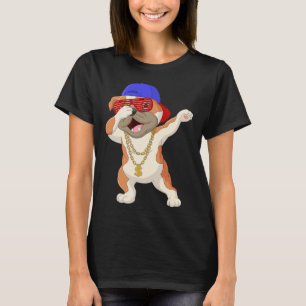 Dabbing Bulldog under solskuggor från basket och T Shirt