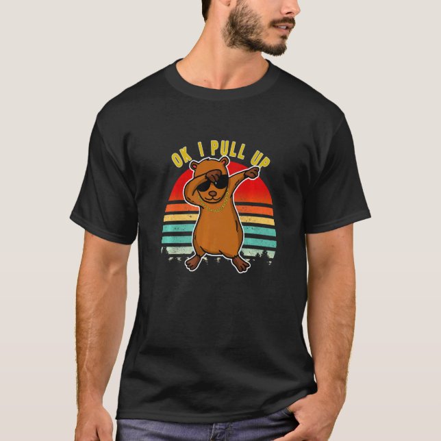 Dabbing Capybara Okej, jag tar upp Capybara chain  T Shirt (Framsida)