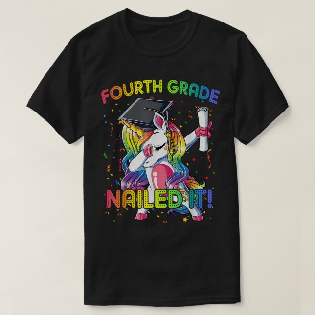 Dabbing Fourth Grade Unicorn Graduation Class 2022 T Shirt (Design framsida)
