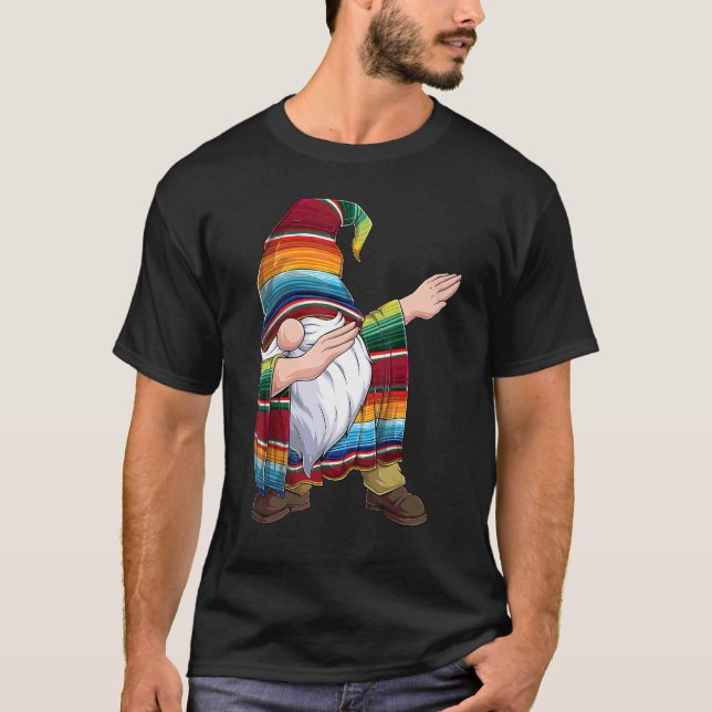 Dabbing Gnome Cinco De Mayo Poncho Mexican Serape T Shirt (Framsida)