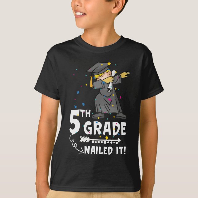 Dabbing Graduation Boy 5th Grade Class Of 2022 T Shirt (Framsida)