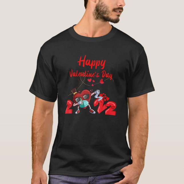 Dabbing Heart In A Mask Happy Valentines Day 2022 T Shirt (Framsida)