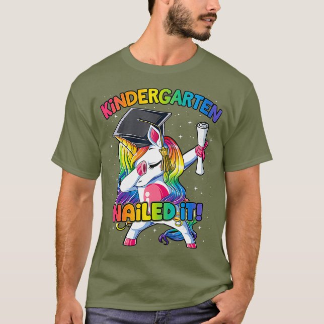 Dabbing Kindergarten Unicorn Graduation Class T Shirt (Framsida)