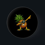 Dabbing Pineapple Sungles Funny Pineapple Summer B Knapp<br><div class="desc">Dabbing Pineapple Sungles Funny Pineapple Sommarstränder</div>