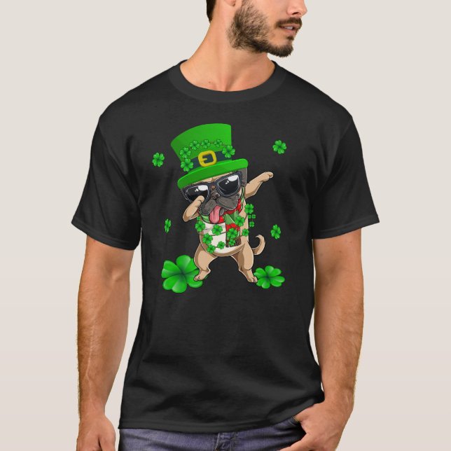 Dabbing Pug St patricks day T Shirt (Framsida)