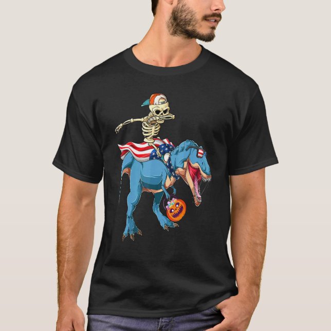 Dabbing Skeleton Riding Mummy Dinosaur T Rex Scary Shirt (Framsida)