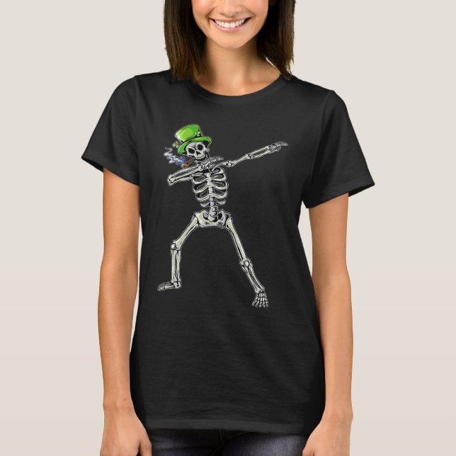 Dabbing Skeleton Wearing Green Hat  St Patrick's D T Shirt (Framsida)