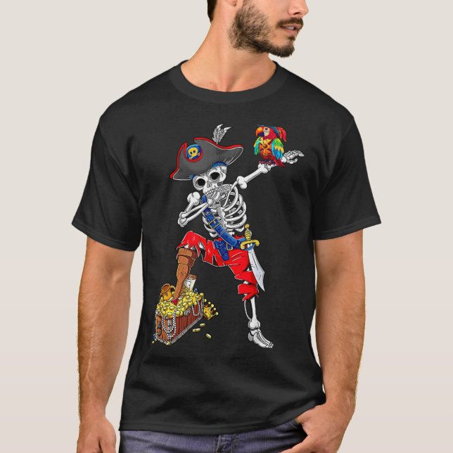 Dabbing Skelett Pirat T Shirt (Framsida)